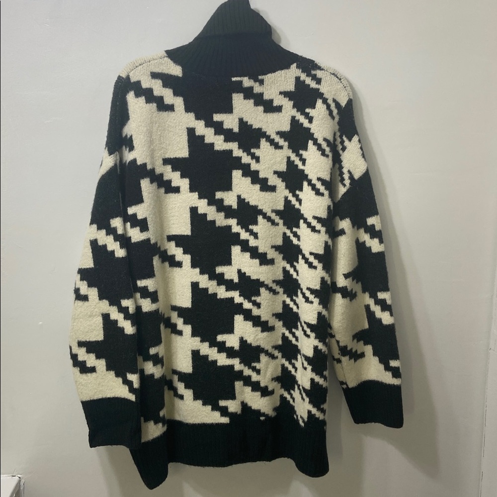 H&M Women’s Black and Cream Long Sleeve Houndstooth Turtleneck Sweater. Size -L - Picture 3 of 14